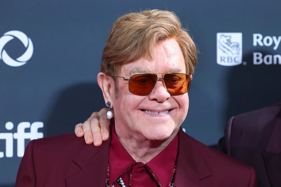 Spevák Elton John (77)