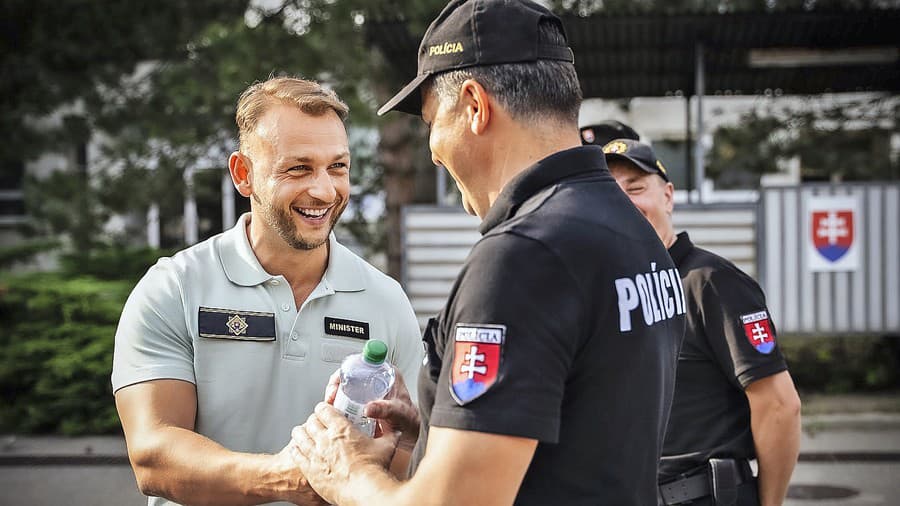 Poslanci budú o dočasných