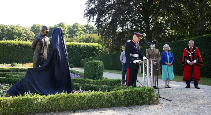 iekoľko komentujúcich sochu obhajovalo.