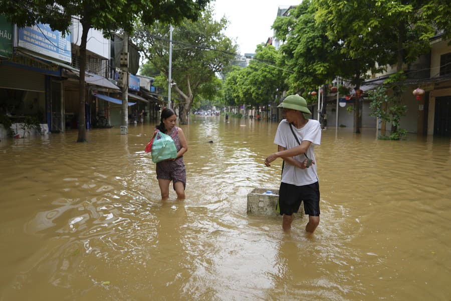 Obyvatelia vietnamského mesta Hanoj