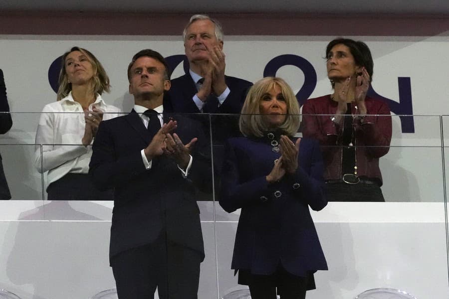 V popredí Emmanuel Macron