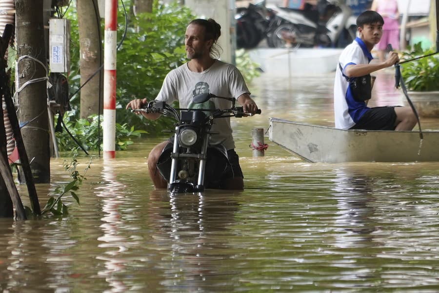 Muž tlačí svoju motorku