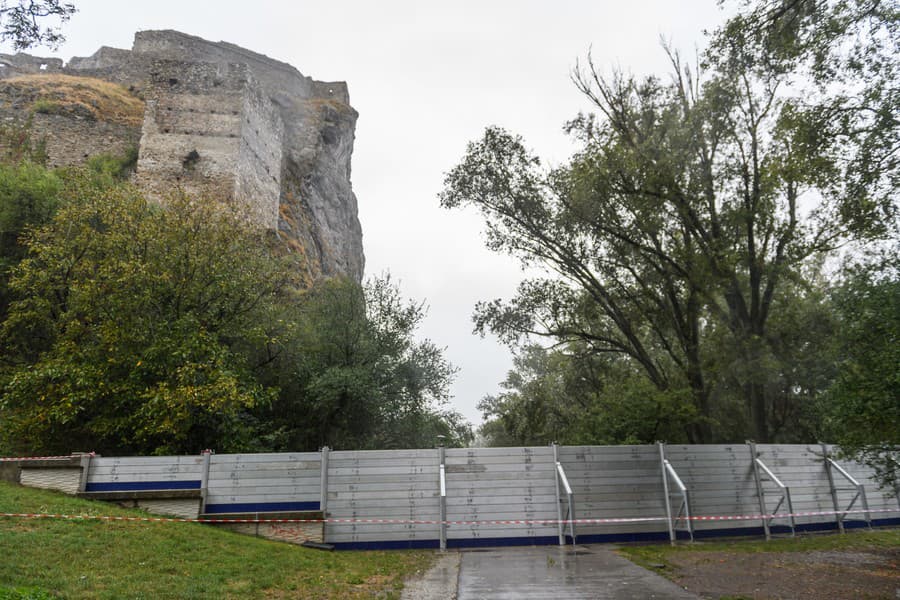 Protipovodňové bariéry pod hradom