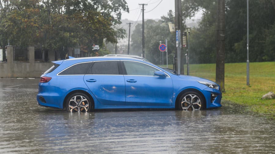 Na snímke auto zaparkované