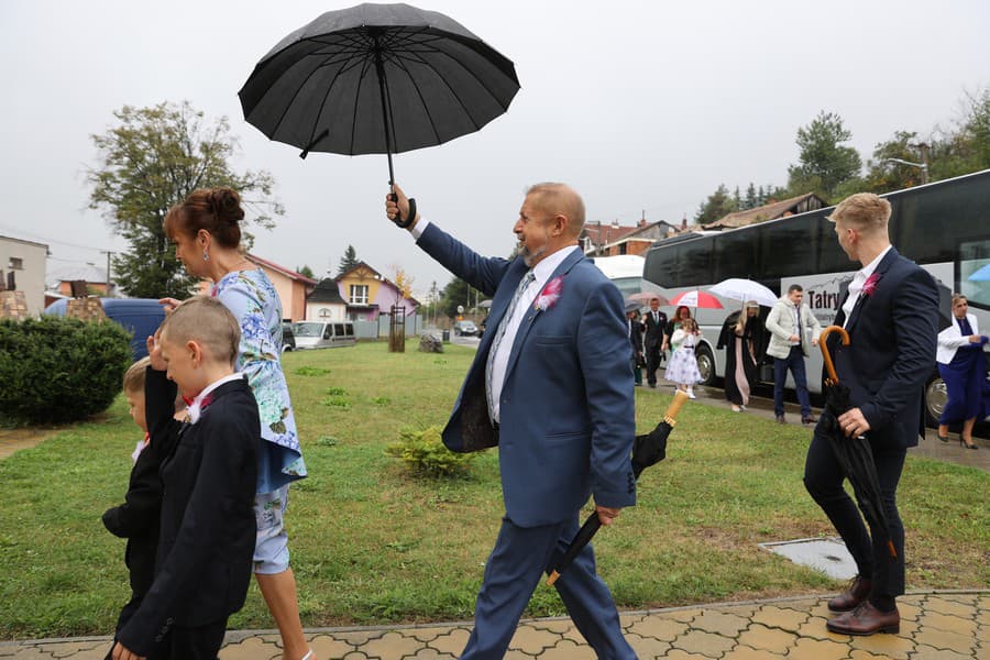 Bývalý minister spravodlivosti Štefan Harabin dnes prežíval veľký deň. V upršanú sobotu sa uskutočnila svadba jeho najmladšej dcéry Kataríny. 