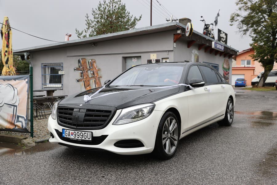 Nevesta a ženích vystúpili z luxusného mercedesu.