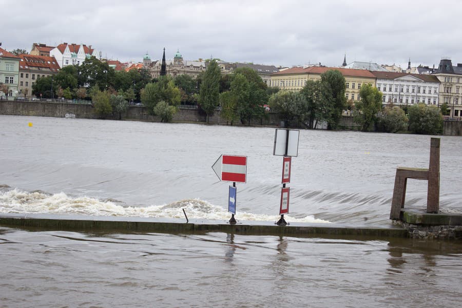 Hladina Vltavy v Prahe