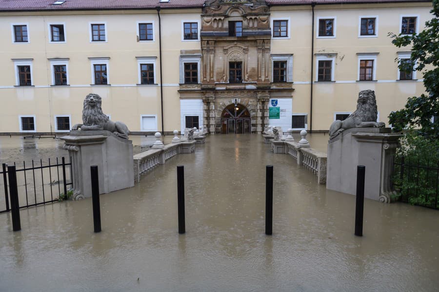 Zaplavený kaštieľsky park v