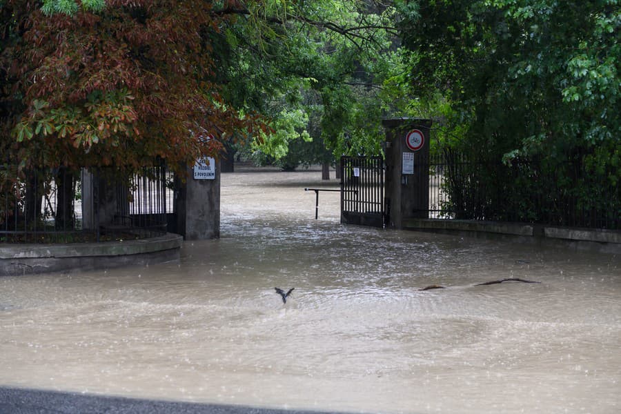 Zaplavený kaštieľsky park v