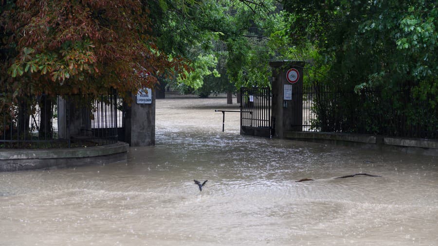 Zaplavený kaštieľsky park v