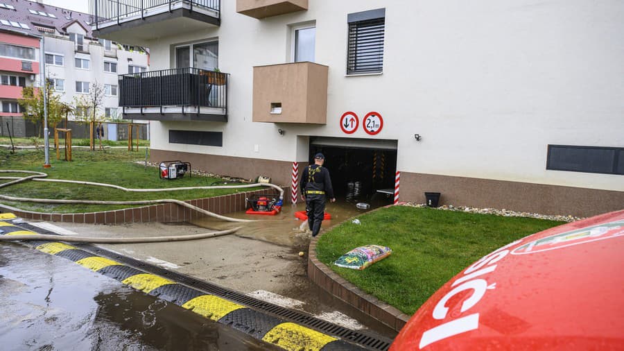 Najhoršia situácia je na Ulici Dona Sandtnera v Pezinku kde sa vybrežil potok.