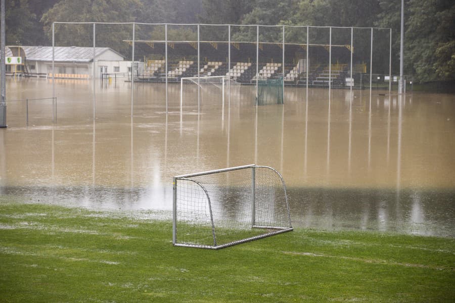  Na snímke je zaplavené futbalové ihrisko v Stupave.