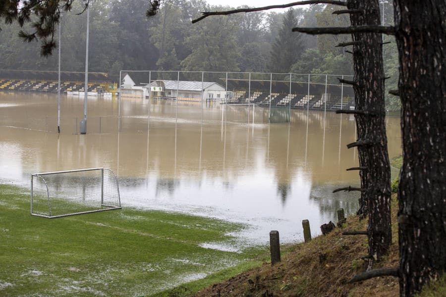  Na snímke je zaplavené futbalové ihrisko v Stupave.