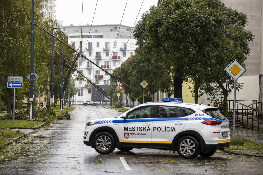 Poškodené trolejové vedenie na Miletičovej ulici v Bratislave.