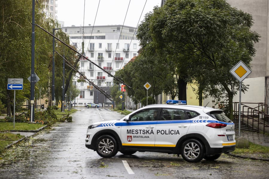 Poškodené trolejové vedenie na