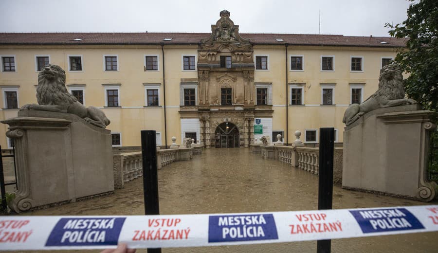 Na snímke je rozvodnený potok Stupavanka a zaplavený areál Domu sociálnych služieb a zariadenia pre seniorov Kaštieľ v Stupave.
