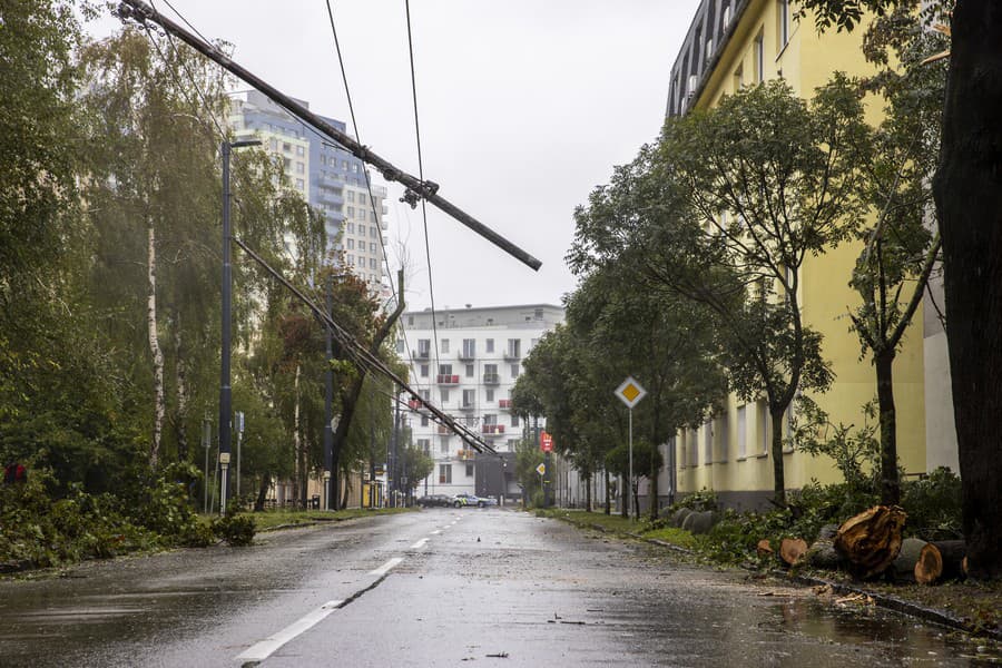 Poškodené trolejové vedenie na Miletičovej ulici v Bratislave.