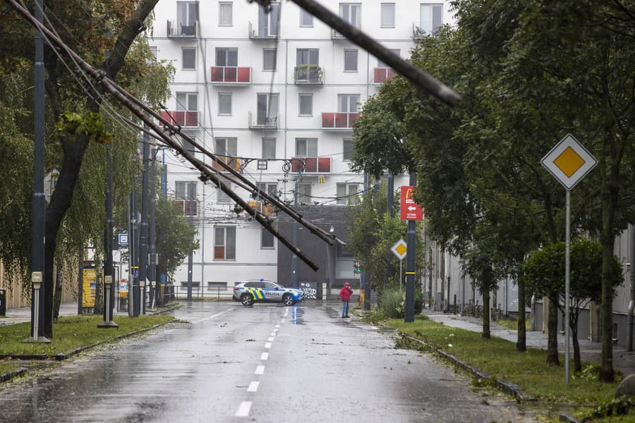 Poškodené trolejové vedenie na Miletičovej ulici v Bratislave.