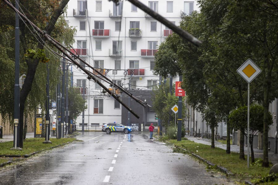 Poškodené trolejové vedenie na