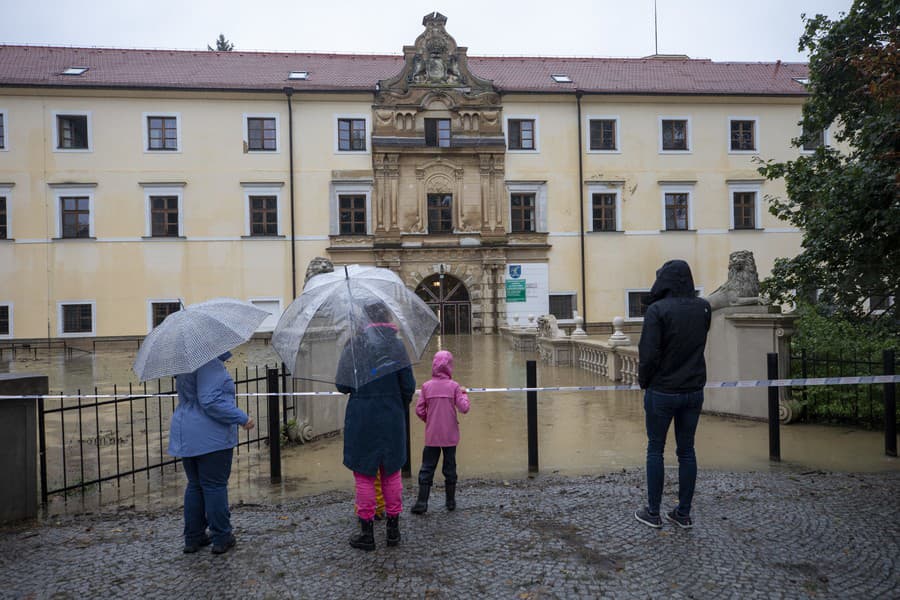 Rozvodnený potok Stupavanka a zaplavený areál Domu sociálnych služieb a zariadenia pre seniorov Kaštieľ v Stupave.