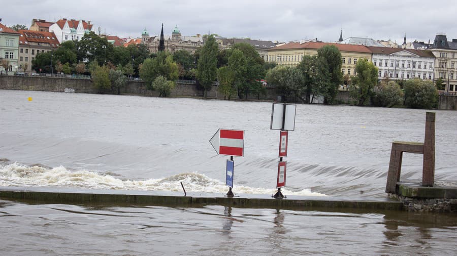 Hladina Vltavy v Prahe