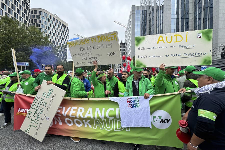 Na snímke zamestnanci nemeckej automobilky Audi protestujú proti hrozbe masívneho prepúšťania v centre Bruselu v pondelok 16. septembra 2024.