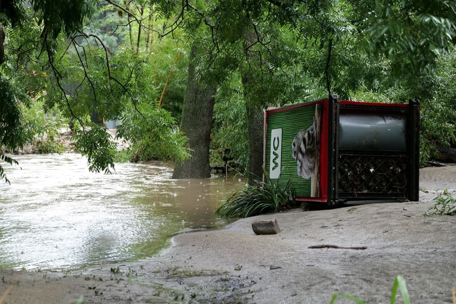 V zoo po povodni ostala spúšť.
