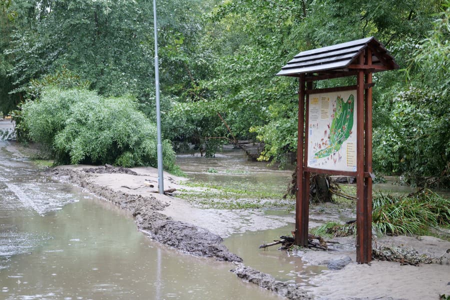 V zoo po povodni ostala spúšť.
