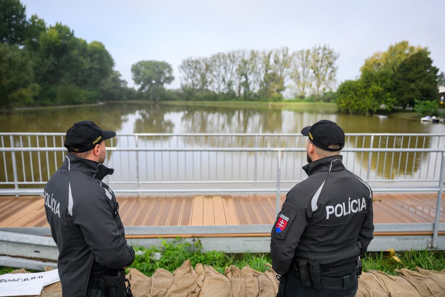 Na snímke policajti hliadkujú v zaplavenej bratislavskej mestskej časti Devínska Nová Ves v utorok 17. septembra 2024. 