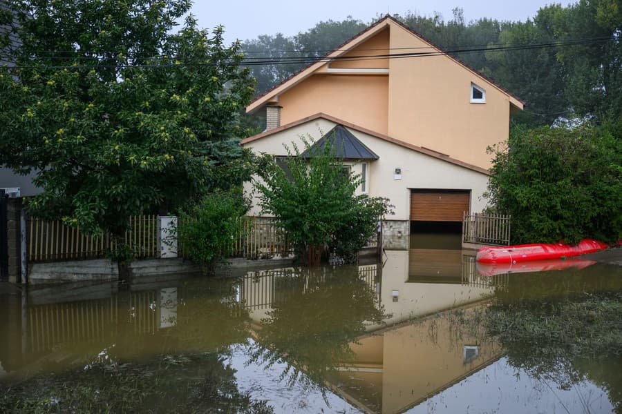 Na snímke rodinné domy, ktoré boli zaplavené v bratislavskej mestskej časti Devínska Nová Ves 