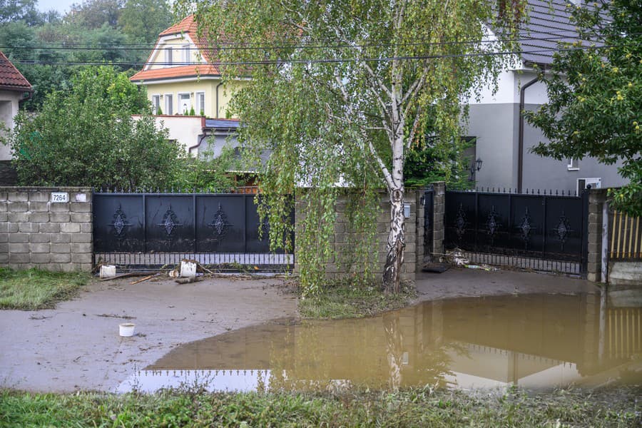 Na snímke rodinné domy, ktoré boli zaplavené v bratislavskej mestskej časti Devínska Nová Ves.