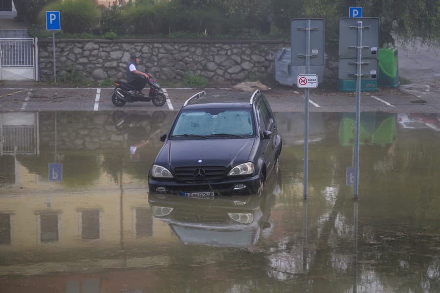 Na snímke osobné auto na zaplavenom Slovanskom nábreží v bratislavskej mestskej časti Devín.
