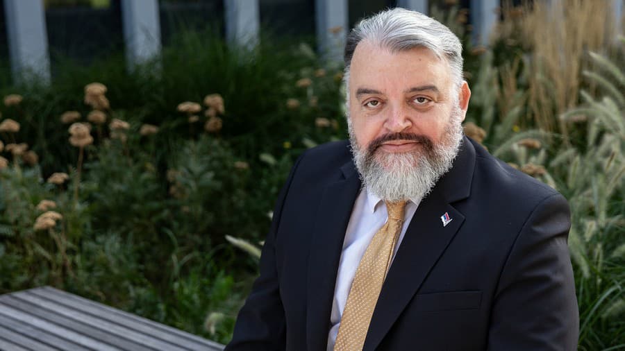 Eduard Chmelár, politológ