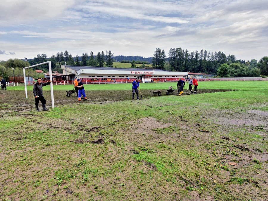 Futbalistov, funkcionárov i miestnych