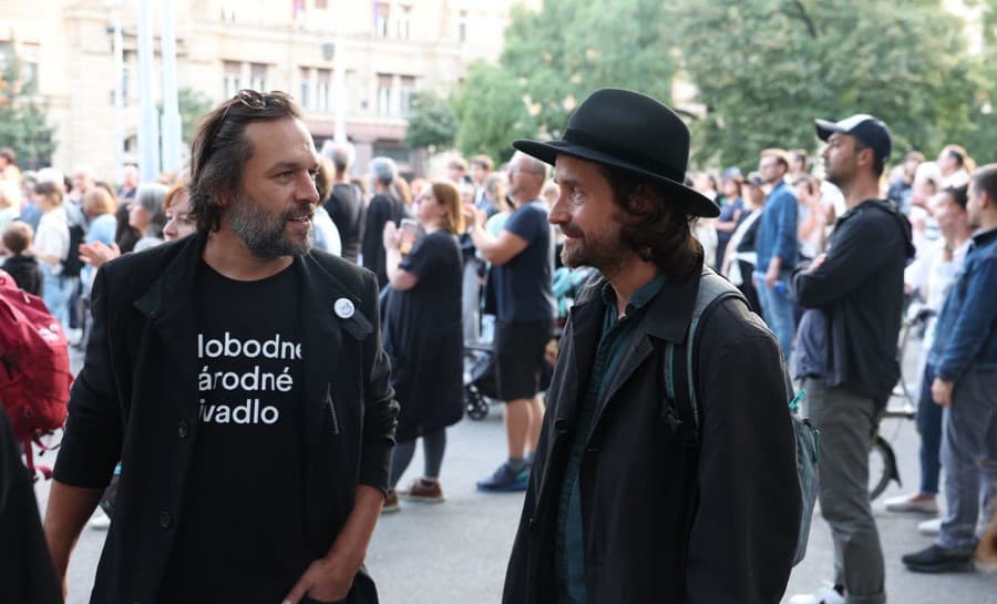 Protest proti ministerke Martine Šimkovičovej, na zábere Kamil Mikulčík (vľavo) a Juraj Hrčka