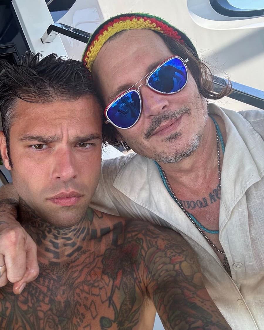 Fedez na fotke s Johnny Deppom.