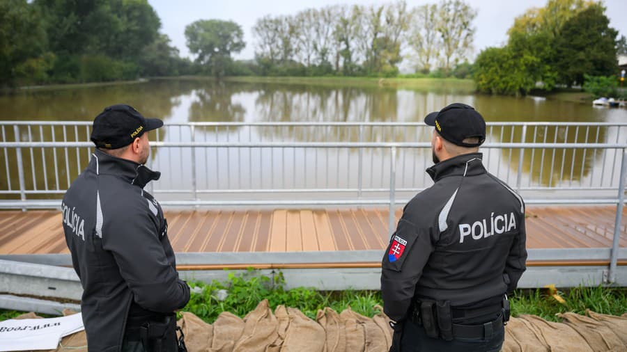 Na snímke policajti hliadkujú