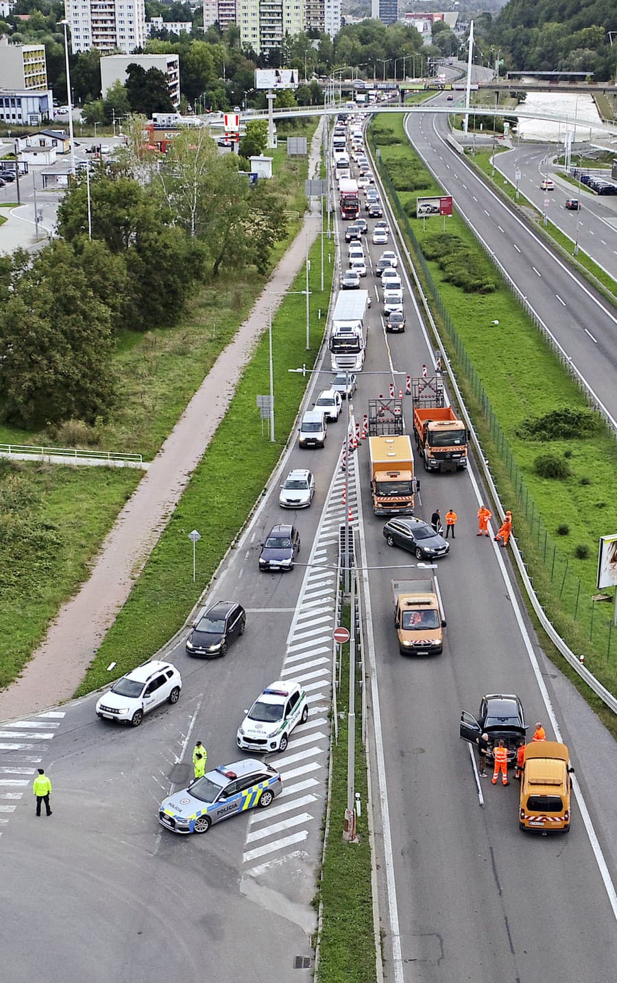 Polícia začala odkláňať vodičov