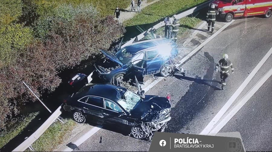 Z doposiaľ nezistených príčin došlo k zrážke dvoch motorových vozidiel s dvomi cyklistami.