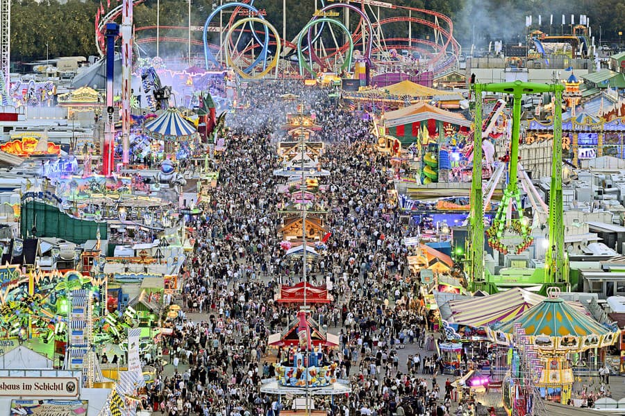 Na Oktoberfest prichádza množstvo ľudí z celého sveta.