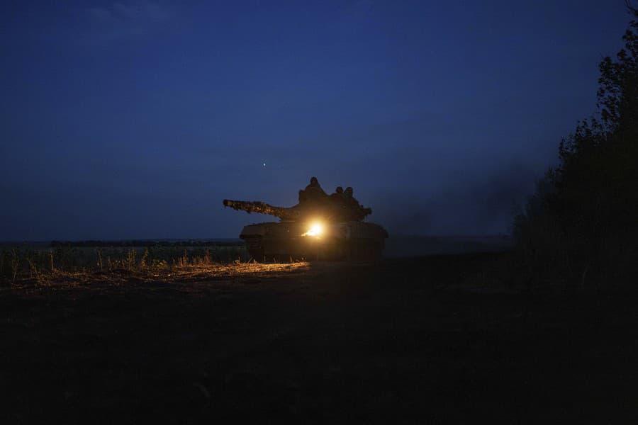 Ukrajinský tank 110. brigády sa vracia cez pole z frontu v Doneckej oblasti na východe Ukrajiny v stredu 18. septembra 2024.
