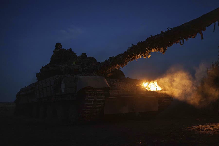 Ukrajinský tank 110. brigády sa vracia cez pole z frontu v Doneckej oblasti na východe Ukrajiny v stredu 18. septembra 2024.