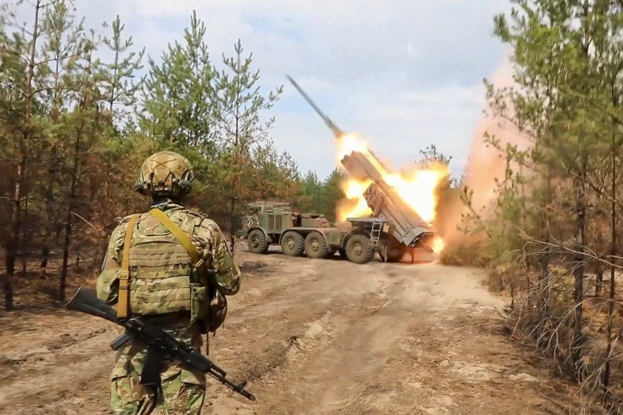Na snímke z videa zverejnenej ruským ministerstvom obrany ruský raketový útok na Ukrajinu z neznámeho miesta 10. septembra 2024.
