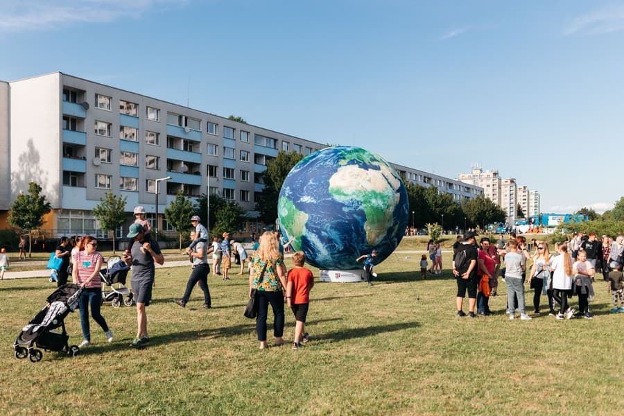 Park pod Pamätníkom SNP sa premení na vesmír.