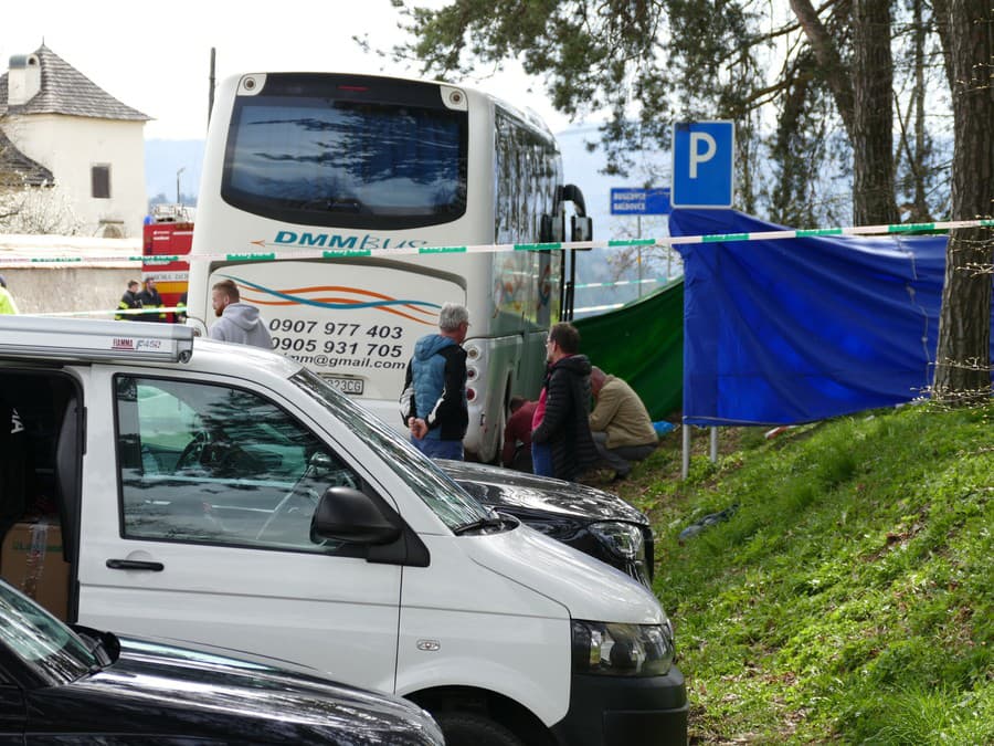 Pod kolesami autobusu skončilo