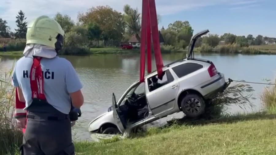 Policajti našli v jazere pri obci Borský Svätý Jur v okrese Senica auto, ktoré malo v nedeľu (22. 9.) skoro ráno usmrtiť 21-ročného chodca na ceste pri obci Kúty v okrese Senica.