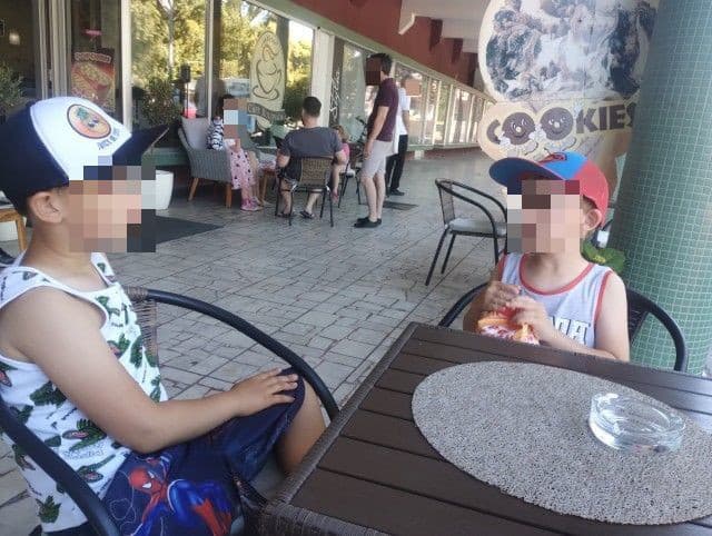 Zdenka musí po smrti manžela sama vychovávať 2 synov.
