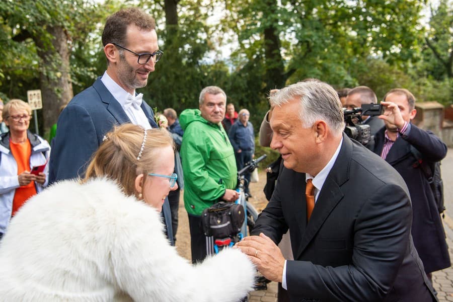 Viktor Orbán zablahoželal mladomanželom,