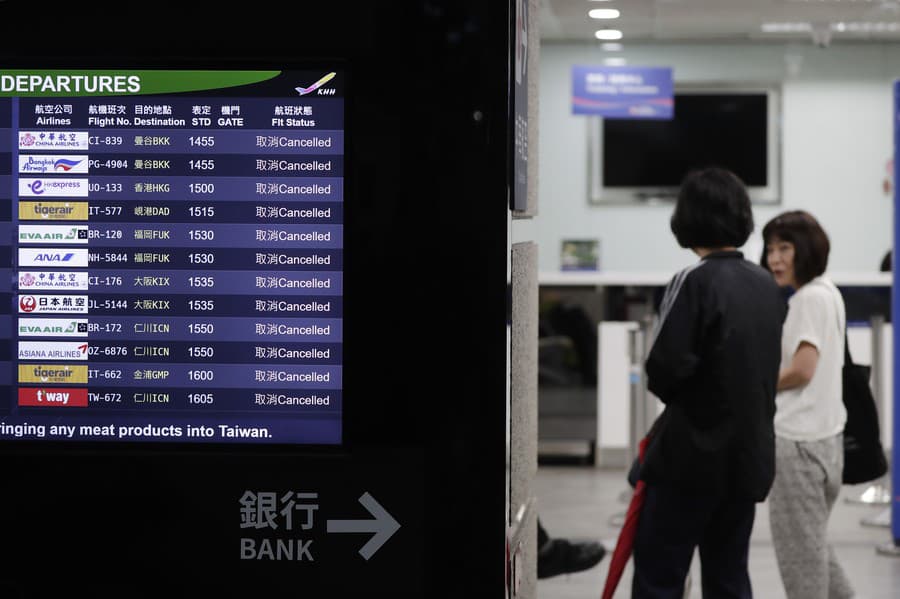 Zoslabnutý tajfún Krathon dorazil vo štvrtok na juhozápadné taiwanské pobrežie a pripravil o život dvoch ľudí.