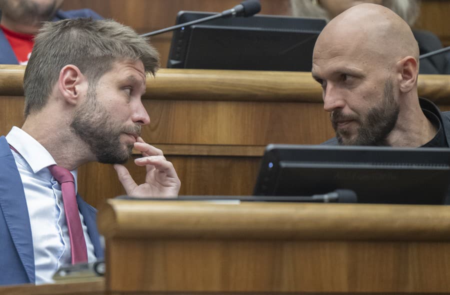 Na snímke poslanci Národnej rady (NR) Slovenskej republiky (SR) zľava Michal Šimečka a Michal Truban (obaja Progresívne Slovensko).